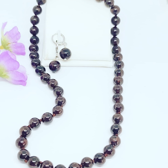 Natural Garnet beaded necklace and earrings set - Picture 2 of 4